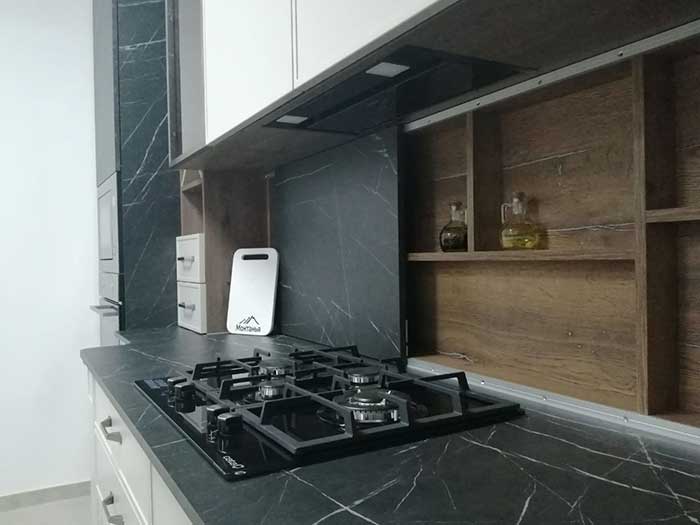 кухня с МДФ фасадами красного цвета